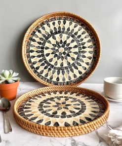 Bộ 2 Khay Tròn Đan Coivibes Khảm Xà Cừ Họa Tiết Mandala Giọt Nước Đen Trắng