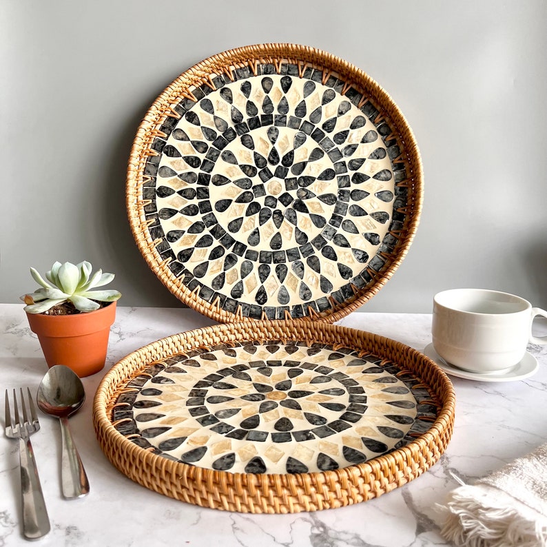 Bộ 2 Khay Tròn Đan Coivibes Khảm Xà Cừ Họa Tiết Mandala Giọt Nước Đen Trắng