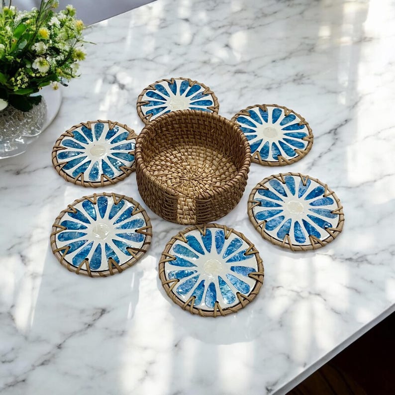 Coivibes Bộ 6 Lót Ly Tròn Coivibes Blue Daisy Flower Vỏ Sò & Mây Kèm Hộp Đựng